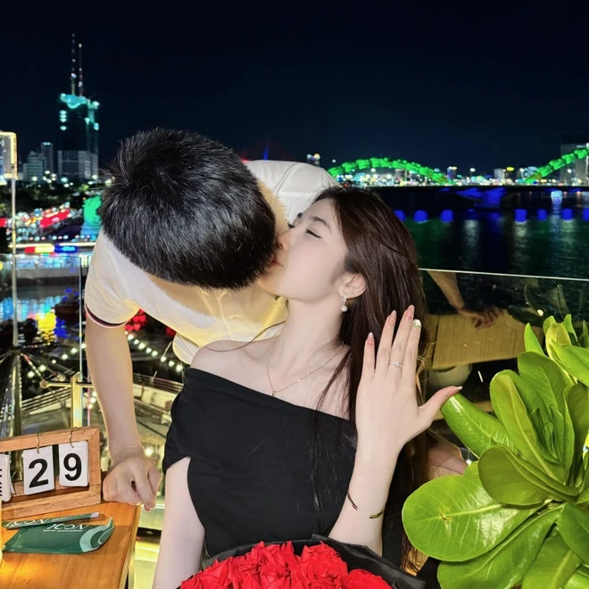 Đặng Văn Lắm quỳ gối cầu hôn bạn gái